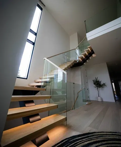 Glass Tread Cantilevered Systems in Tampa, FL